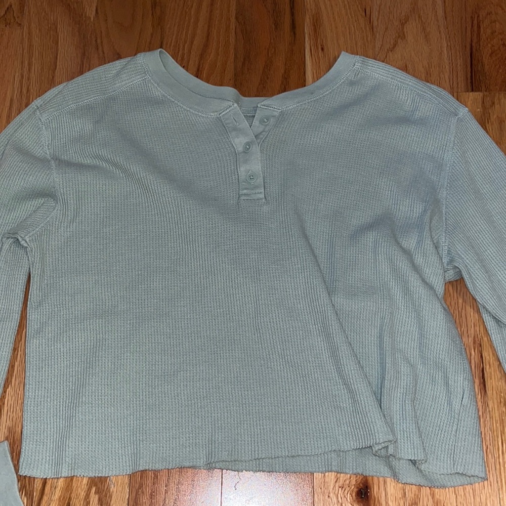 Turquoise cropped top.
